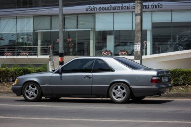 Chiangmai, Tayland - Mayıs 12020: lüks Mercedes Benz e320 coupe. Fotoğraf Chiangmai şehrinin kuzeyindeki 1001 numaralı radyal yolda..