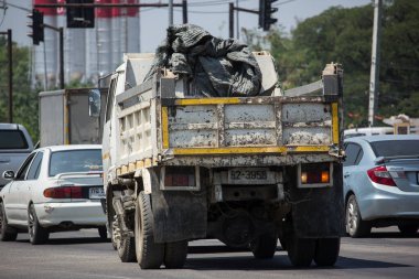 Chiangmai, Tayland - Mayıs 12020: Er Hino Çöp Kamyonu. 1001 no 'lu yolda. Chiangmai İş Alanından 18 km uzakta..