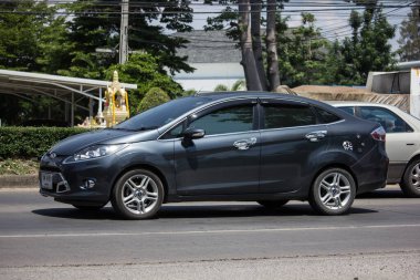 Chiangmai, Tayland - Mayıs 12020: Özel Sedan Car Ford Fiesta Amerikan Otomobili. 1001 numaralı yolda, Chiangmai şehrinden 8 km uzakta..