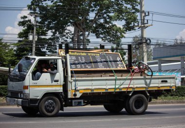 Chiangmai, Tayland - Mayıs 12020: Er Toyota Dyna Truck. 1001 numaralı yolda, Chiangmai şehrinden 8 km uzakta..