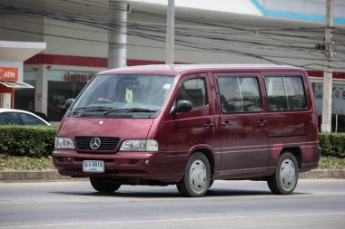 Chiangmai, Tayland - 19 Mayıs 2020: Er Benz MB140D Van. 1001 numaralı yolda, Chiangmai şehrinden 8 km uzakta..