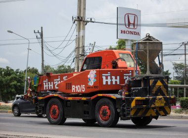 Chiangmai, Tayland - 19 Mayıs 2020: Nim See Seng Şirketi 'nden TADANO Crane Truck. Fotoğraf 121 no 'lu yolda, Chiangmai, Tayland şehir merkezinden yaklaşık 8 km uzaklıkta..