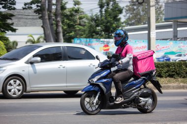 Chiangmai, Tayland - 27 Mayıs 2020: teslimatçı Gıda Pandası Motercycle 'una biniyor. 1001 numaralı yolda, Chiangmai şehrinden 8 km uzakta..