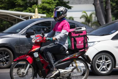 Chiangmai, Tayland - 27 Mayıs 2020: teslimatçı Gıda Pandası Motercycle 'una biniyor. 1001 numaralı yolda, Chiangmai şehrinden 8 km uzakta..