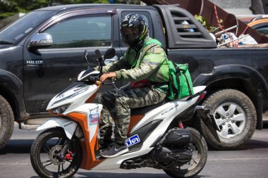 Chiangmai, Tayland - 27 Mayıs 2020: teslimatçı bir Motercycle of Grab Food 'a biniyor. 1001 numaralı yolda, Chiangmai şehrinden 8 km uzakta..