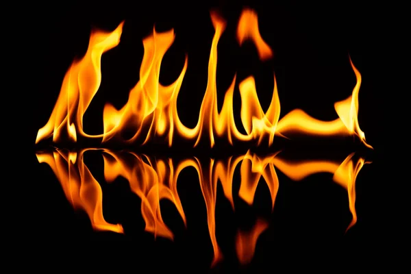 Вогонь на чорному склі з відображенням — стокове фото