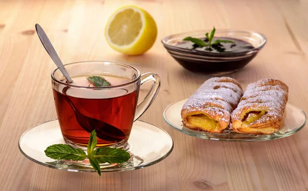 Rétes menta és lekvárral, citromos tea Jogdíjmentes Stock Képek