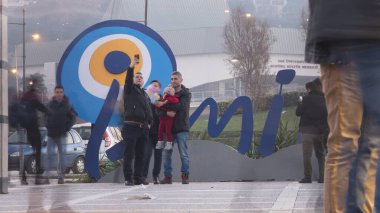 İzmir, Türkiye - 6 Ocak 2018: Konak feribot terminalinin önündeki İzmir kenti logosuyla imzala.