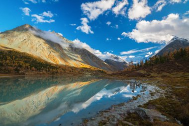 Göl Akkem dağ Belukha kurulu Rusya ve Kazakistan arasındaki yakın gelen sırasında altın sonbahar görüntülemek