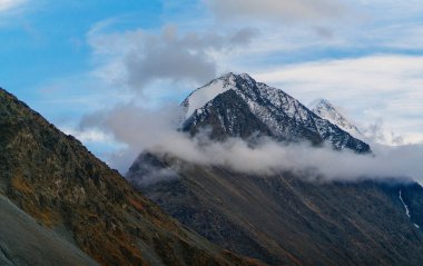 Altay Dağları doğal parkı vadide Akkem dağlarda görüntüleyin