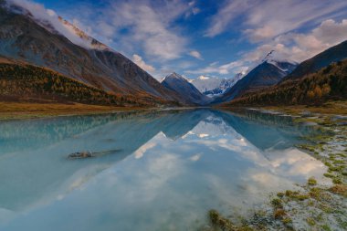 Göl Akkem dağ Belukha kurulu Kazahstan ve Rusya arasındaki yakın gelen sırasında altın sonbahar görüntülemek