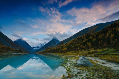Göl Akkem dağ Belukha kurulu Kazahstan ve Rusya arasındaki yakın gelen sırasında altın sonbahar görüntülemek