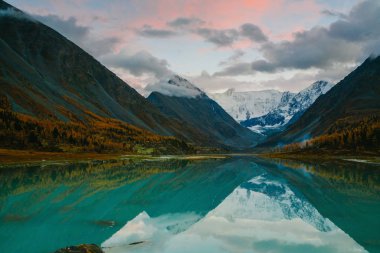 Göl Akkem dağ Belukha kurulu Kazahstan ve Rusya arasındaki yakın gelen sırasında altın sonbahar görüntülemek
