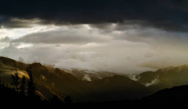 Altay Dağları doğal parkı vadide Akkem