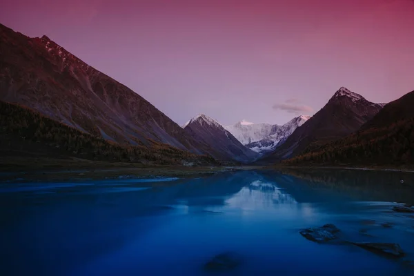 Vista dal lago Akkem sulla montagna Belukha vicino a bordo tra Russia e Kazahstan durante l'autunno dorato — Foto Stock