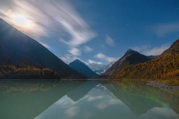 Vista dal lago Akkem sulla montagna Belukha vicino a bordo tra Russia e Kazahstan durante l'autunno dorato — Foto Stock