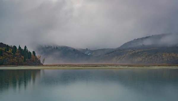 Vista do lago Akkem na montanha Belukha perto da placa entre a Rússia e o Cazaquistão durante o outono dourado — Fotografia de Stock