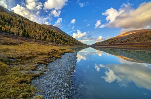 Lago a Cascata nella Valle di Akkem nel Parco Naturale delle Montagne Altai — Foto Stock