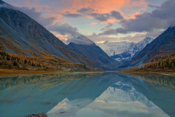 Vista dal lago Akkem sulla montagna Belukha vicino a bordo tra Russia e Kazahstan durante l'autunno dorato — Foto Stock