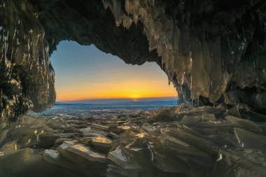 Grotto günbatımı sırasında donmuş Baykal Gölü üzerinde göster.