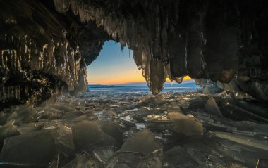 Grotto günbatımı sırasında donmuş Baykal Gölü üzerinde göster.