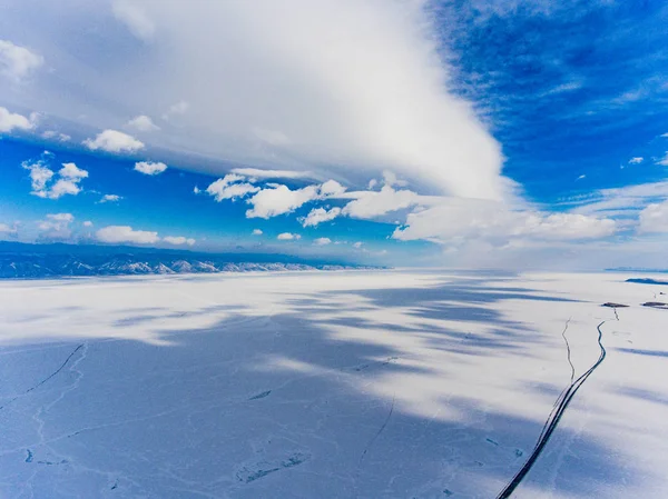 Vista desde el cielo sobre campos de hielo congelados del lago Baikal, Rusia Siberia —  Fotos de Stock