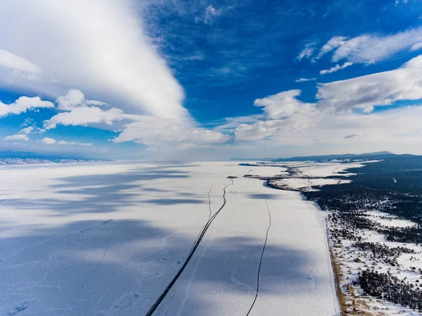 Вид с неба на замерзшие ледяные поля озера Байкал, Россия Сибирь — стоковое фото