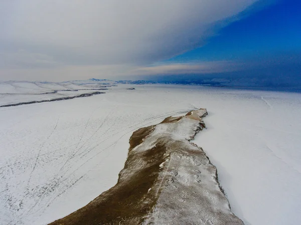 Vista desde el cielo sobre campos de hielo congelados del lago Baikal, Rusia Siberia —  Fotos de Stock