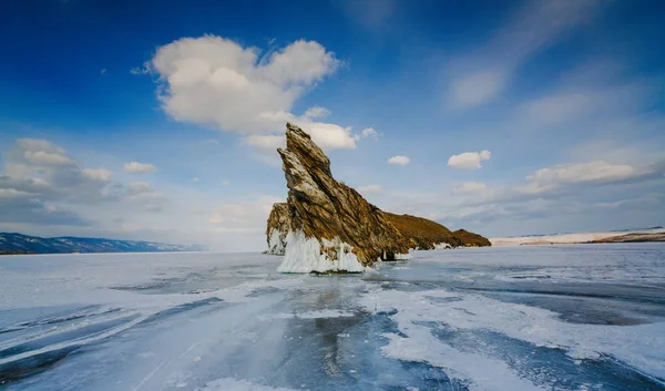 从 Ogoy 岛上的冰湖观看。贝加尔湖西伯利亚 — 图库照片