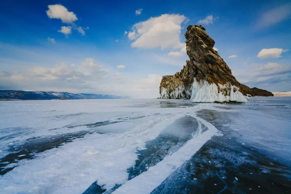 Vista desde el lago de hielo en la isla Ogoy. Baikal Siberia —  Fotos de Stock
