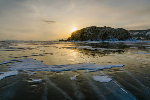 Modello sul ghiaccio del lago Baikal durante il tramonto. Siberia Russia — Foto Stock