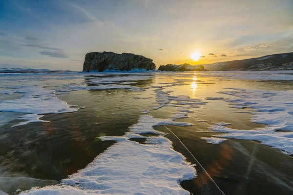 Wzór na lód jezioro Bajkał podczas zachodu słońca. Siberia, Rosja — Zdjęcie stockowe
