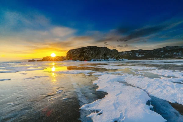 Wzór na lód jezioro Bajkał podczas zachodu słońca. Siberia, Rosja — Zdjęcie stockowe