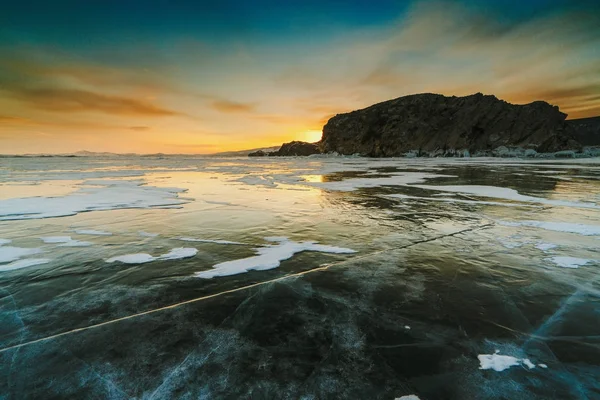 Muster auf dem Eis des Baikalsees bei Sonnenuntergang. Sibirien Russland — Stockfoto