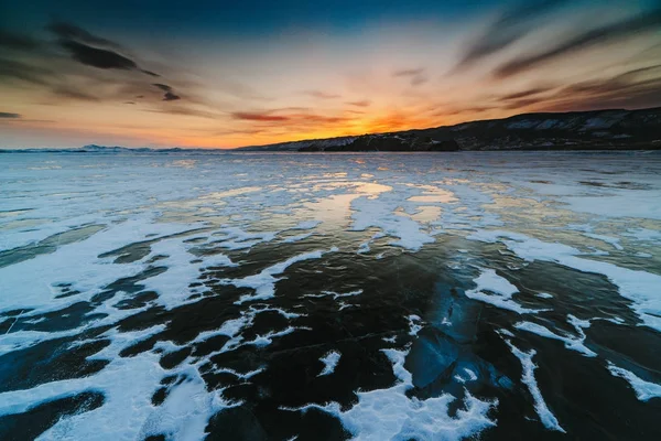 Patrón en el hielo del lago Baikal durante la puesta del sol. Siberia Rusia — Foto de Stock