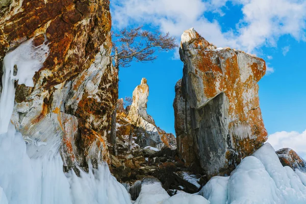 View of the Shamanka Rock and the frozen Lake Baikal — Stock Photo, Image