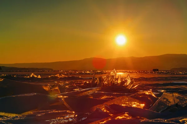 Vista sobre hielo y throug durante la puesta del sol en el lago Baikal. Rusia, Siberia — Foto de Stock