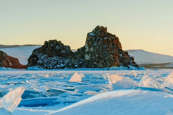 Pohled na skálu Shamanka a zamrzlé jezero Bajkal — Stock fotografie