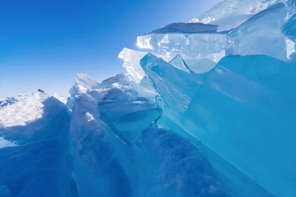 Vue sur et à travers la glace sur les champs gelés du lac Baïkal — Photo