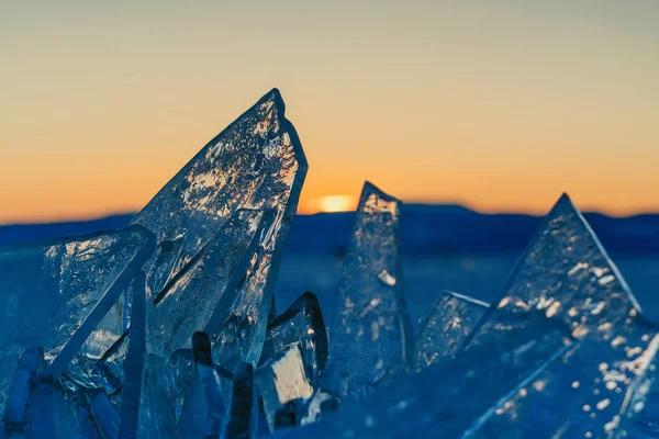 Vista su e attraverso il ghiaccio durante il tramonto sul lago Baikal. Russia, Siberia — Foto Stock