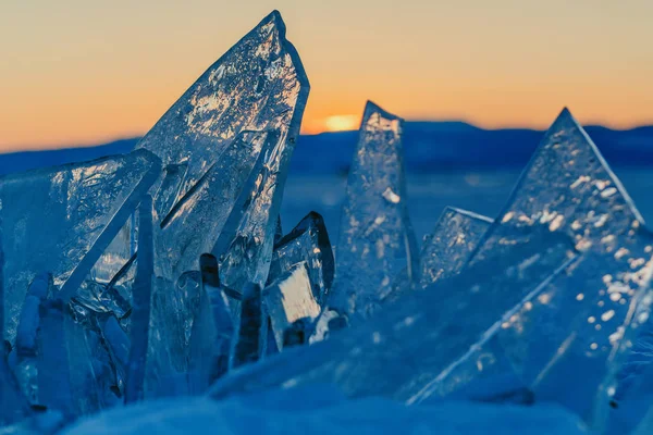 Vista su e attraverso il ghiaccio durante il tramonto sul lago Baikal. Russia, Siberia — Foto Stock