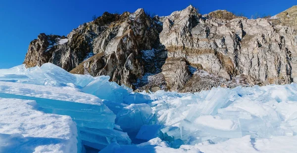 Vue sur le cap et le lac gelé du Baïkal par temps clair — Photo