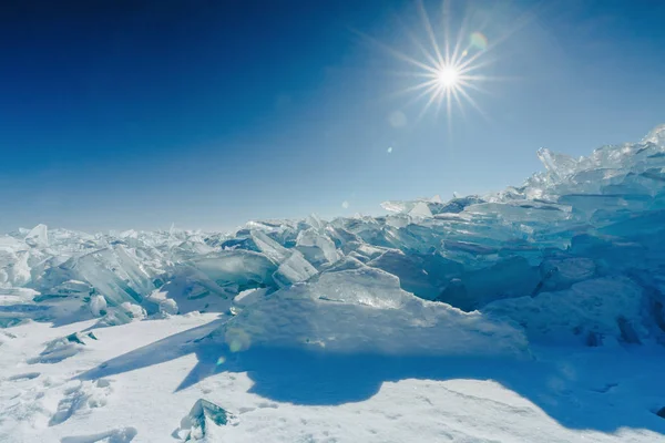 Vue sur et à travers la glace sur les champs gelés du lac Baïkal — Photo