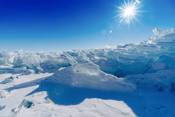 Δείτε και μέσα σε πάγο στα παγωμένα πεδία στη λίμνη Βαϊκάλη — Φωτογραφία Αρχείου