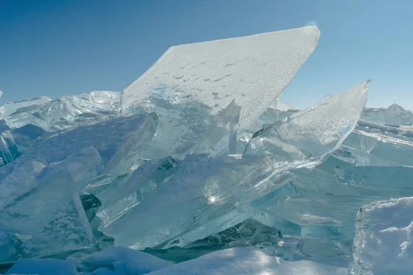 Vista su e attraverso il ghiaccio sui campi ghiacciati del lago Baikal — Foto Stock