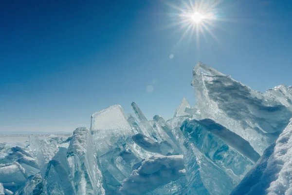 Vista su e attraverso il ghiaccio sui campi ghiacciati del lago Baikal — Foto Stock