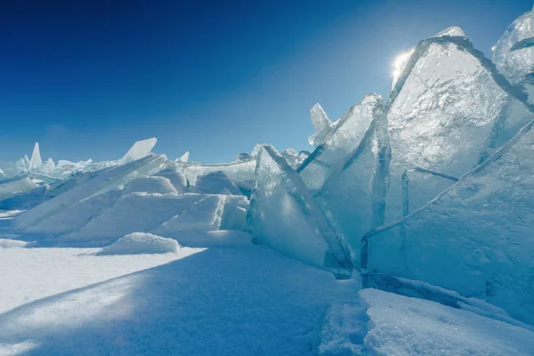 Vista su e attraverso il ghiaccio sui campi ghiacciati del lago Baikal — Foto Stock