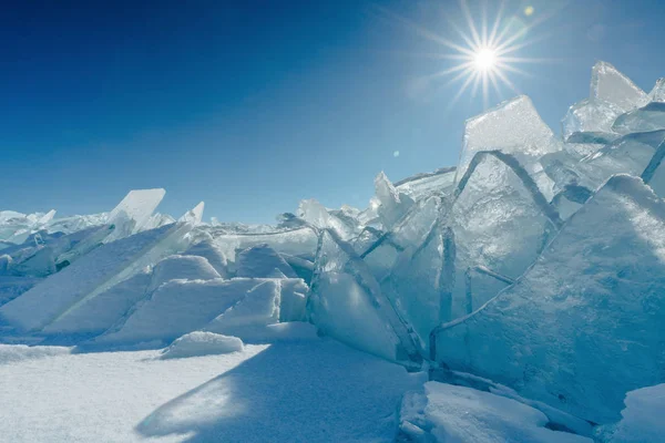 Vista sobre e através de gelo em campos congelados do Lago Baikal — Fotografia de Stock