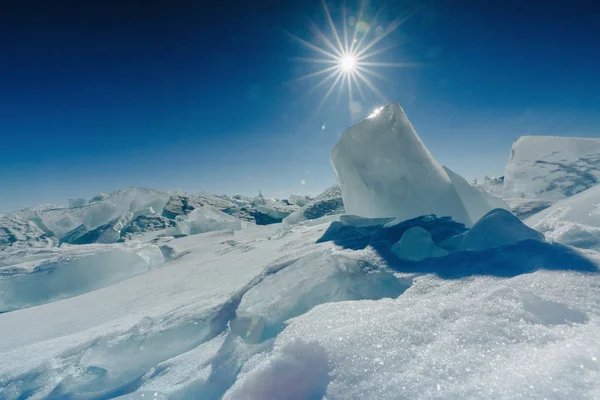 Vista su e attraverso il ghiaccio sui campi ghiacciati del lago Baikal — Foto Stock