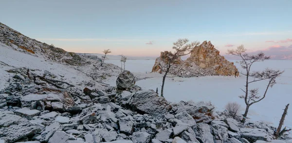 Shamanka 的岩石和冰冻的贝加尔湖在日出时的看法 — 图库照片